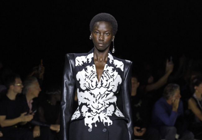 Το finale της Sarah Burton για τον McQueen και η αρχή της Louise Trotter για τον Carven