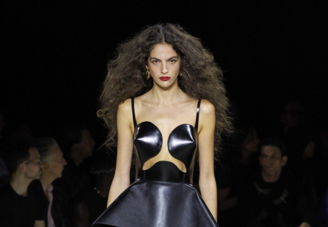 Το finale της Sarah Burton για τον McQueen και η αρχή της Louise Trotter για τον Carven