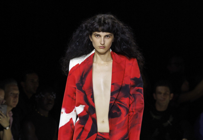 Ο Alexander McQueen ανακοίνωσε τον νέο creative director μετά την αποχώρηση της Sarah Burton