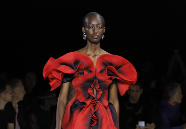 Το finale της Sarah Burton για τον McQueen και η αρχή της Louise Trotter για τον Carven