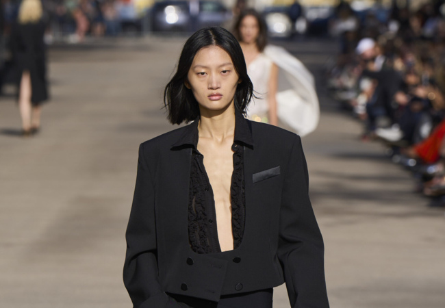 Η Stella McCartney μετατρέπει μια αγορά με πάγκους στο Παρίσι σε πασαρέλα για το show SS'24