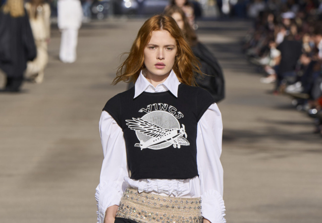 Η Stella McCartney μετατρέπει μια αγορά με πάγκους στο Παρίσι σε πασαρέλα για το show SS'24