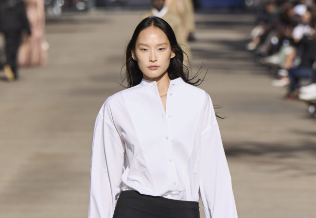 Η Stella McCartney μετατρέπει μια αγορά με πάγκους στο Παρίσι σε πασαρέλα για το show SS'24