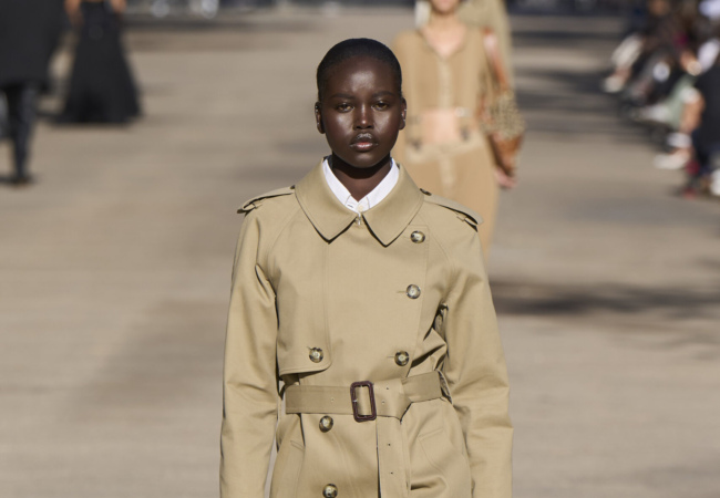 Η Stella McCartney μετατρέπει μια αγορά με πάγκους στο Παρίσι σε πασαρέλα για το show SS'24
