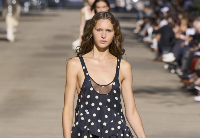 Η Stella McCartney μετατρέπει μια αγορά με πάγκους στο Παρίσι σε πασαρέλα για το show SS'24