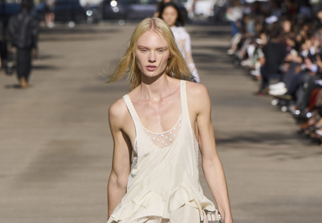 Η Stella McCartney μετατρέπει μια αγορά με πάγκους στο Παρίσι σε πασαρέλα για το show SS'24