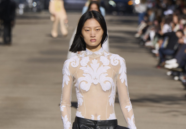 Η Stella McCartney μετατρέπει μια αγορά με πάγκους στο Παρίσι σε πασαρέλα για το show SS'24