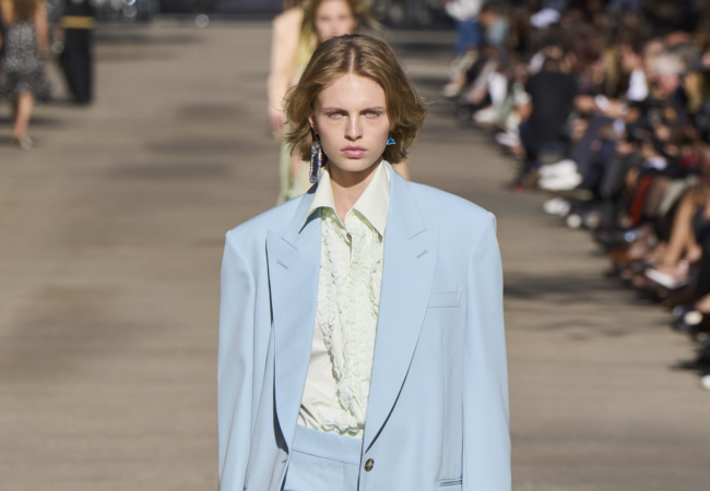 Η Stella McCartney μετατρέπει μια αγορά με πάγκους στο Παρίσι σε πασαρέλα για το show SS'24