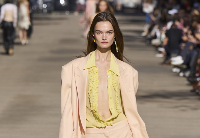 Η Stella McCartney μετατρέπει μια αγορά με πάγκους στο Παρίσι σε πασαρέλα για το show SS'24