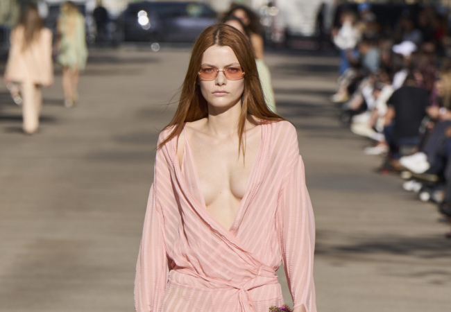 Η Stella McCartney μετατρέπει μια αγορά με πάγκους στο Παρίσι σε πασαρέλα για το show SS'24