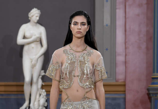 Valentino LÉcole: Μια συλλογή για την ελευθερία των γυναικών να επιλέγουν