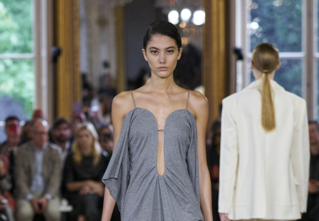 Τα 5 πιο χαρακτηριστικά trends για την άνοιξη-καλοκαίρι '24 που ξεχώρισαν στα shows στο Παρίσι