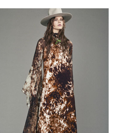 Η Pre-Fall '24 συλλογή του Roberto Cavalli μας ταξιδεύει σε μακρινά, εξωτικά τοπία