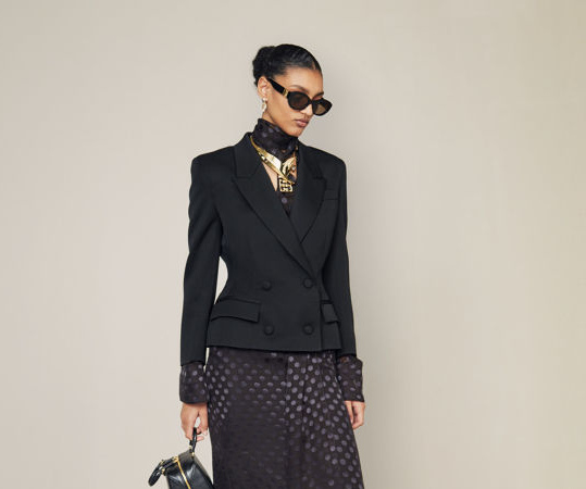 Αιχμηρά και κομψά ρούχα αποτελούν την συλλογή Pre-Fall '24 του Givenchy 