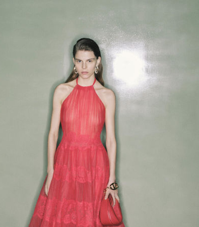 Η συλλογή Valentino Pre-Fall 2024 του Pierpaolo Piccioli είναι η αναζήτηση για χάρη και ευγένεια