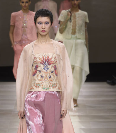 Giorgio Armani Privé Couture S24: Ένα φανταστικό ταξίδι από τη Δύση στην Ανατολή