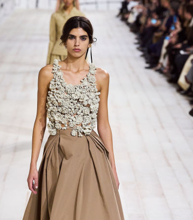 Το show Dior Haute Couture SS 2024 ήταν μια ωδή στο moiré ύφασμα