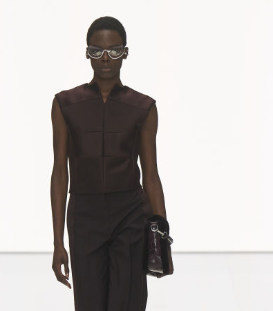 Fendi Couture S'24: Η φουτουριστική προσέγγιση του Kim Jones απέδωσε ρεαλιστικά και κομψά ρούχα