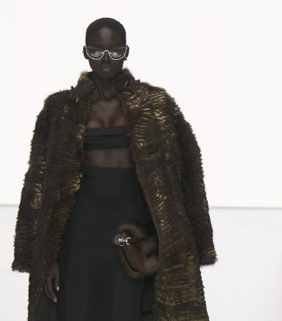 Fendi Couture S'24: Η φουτουριστική προσέγγιση του Kim Jones απέδωσε ρεαλιστικά και κομψά ρούχα