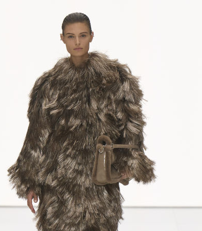 Fendi Couture S'24: Η φουτουριστική προσέγγιση του Kim Jones απέδωσε ρεαλιστικά και κομψά ρούχα