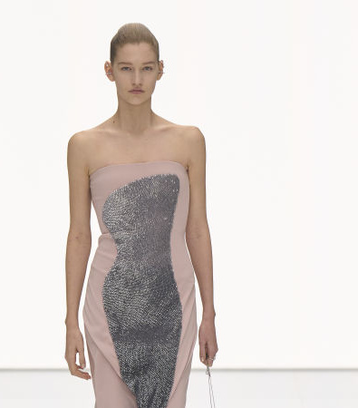 Fendi Couture S'24: Η φουτουριστική προσέγγιση του Kim Jones απέδωσε ρεαλιστικά και κομψά ρούχα