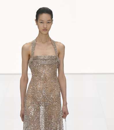 Fendi Couture S'24: Η φουτουριστική προσέγγιση του Kim Jones απέδωσε ρεαλιστικά και κομψά ρούχα