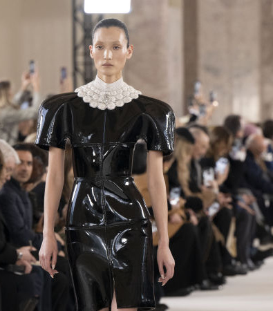 Schiaparelli Couture Άνοιξη 2024: Παντρεύοντας την Αστρονομία με την Άγρια Δύση