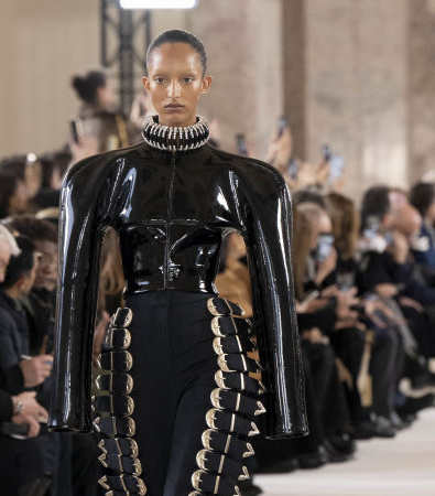 Schiaparelli Couture Άνοιξη 2024: Παντρεύοντας την Αστρονομία με την Άγρια Δύση