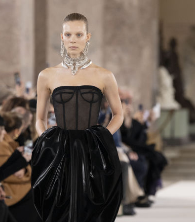 Schiaparelli Couture Άνοιξη 2024: Παντρεύοντας την Αστρονομία με την Άγρια Δύση