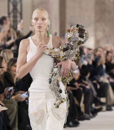 Schiaparelli Couture Άνοιξη 2024: Παντρεύοντας την Αστρονομία με την Άγρια Δύση