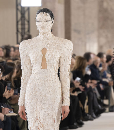 Schiaparelli Couture Άνοιξη 2024: Παντρεύοντας την Αστρονομία με την Άγρια Δύση