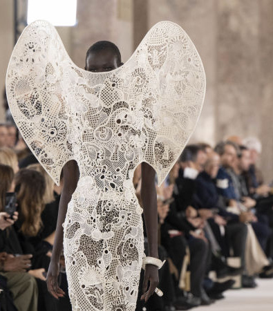 Schiaparelli Couture Άνοιξη 2024: Παντρεύοντας την Αστρονομία με την Άγρια Δύση