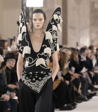 Schiaparelli Couture Άνοιξη 2024: Παντρεύοντας την Αστρονομία με την Άγρια Δύση