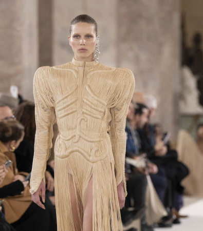 Schiaparelli Couture Άνοιξη 2024: Παντρεύοντας την Αστρονομία με την Άγρια Δύση