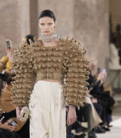 Schiaparelli Couture Άνοιξη 2024: Παντρεύοντας την Αστρονομία με την Άγρια Δύση