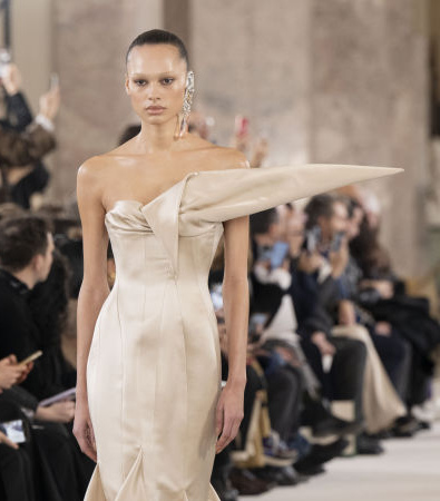 Schiaparelli Couture Άνοιξη 2024: Παντρεύοντας την Αστρονομία με την Άγρια Δύση