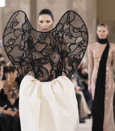 Schiaparelli Couture Άνοιξη 2024: Παντρεύοντας την Αστρονομία με την Άγρια Δύση