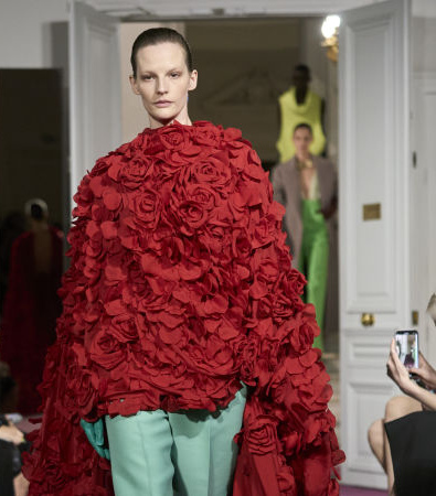 Colorful explosion: Μια θάλασσα από χρώματα στο show Haute Couture S'24 του Valentino