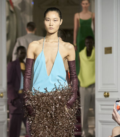 Colorful explosion: Μια θάλασσα από χρώματα στο show Haute Couture S'24 του Valentino