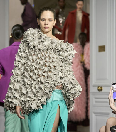 Colorful explosion: Μια θάλασσα από χρώματα στο show Haute Couture S'24 του Valentino