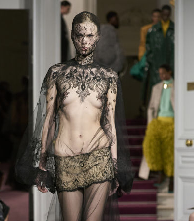 Colorful explosion: Μια θάλασσα από χρώματα στο show Haute Couture S'24 του Valentino