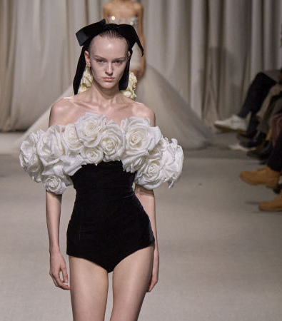Giambattista Valli Haute Couture '24: Μια ονειρική συλλογή γεμάτη λουλούδια