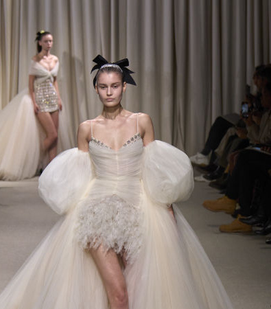 Giambattista Valli Haute Couture SS'24: Μια ονειρική συλλογή γεμάτη λουλούδια