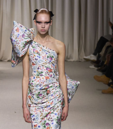 Giambattista Valli Haute Couture SS'24: Μια ονειρική συλλογή γεμάτη λουλούδια