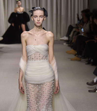 Giambattista Valli Haute Couture SS'24: Μια ονειρική συλλογή γεμάτη λουλούδια