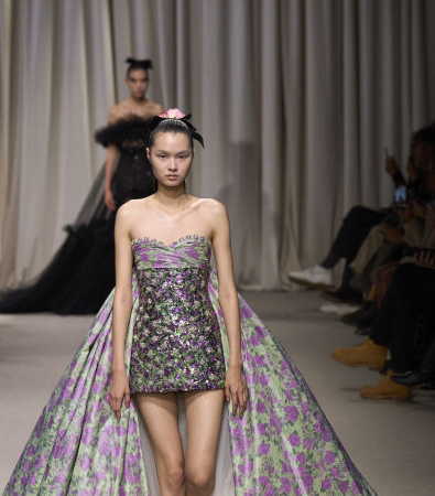 Giambattista Valli Haute Couture SS'24: Μια ονειρική συλλογή γεμάτη λουλούδια