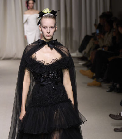 Giambattista Valli Haute Couture SS'24: Μια ονειρική συλλογή γεμάτη λουλούδια