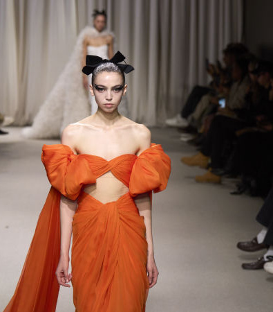 Giambattista Valli Haute Couture SS'24: Μια ονειρική συλλογή γεμάτη λουλούδια