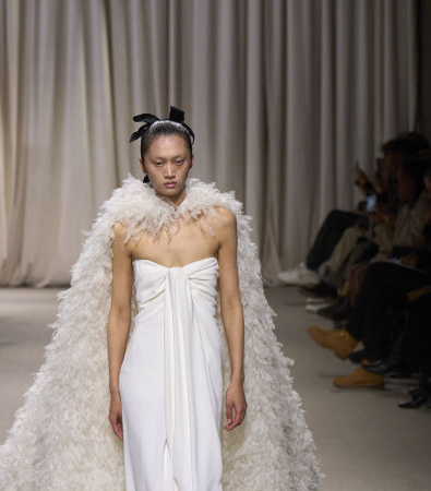 Giambattista Valli Haute Couture SS'24: Μια ονειρική συλλογή γεμάτη λουλούδια