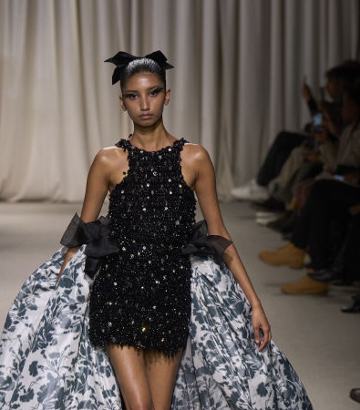 Giambattista Valli Haute Couture SS'24: Μια ονειρική συλλογή γεμάτη λουλούδια